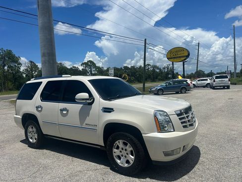 Used 2011 Cadillac Escalade Premium RWD image 38