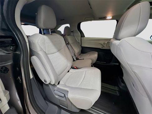 Used 2021 Toyota Sienna LE image 30