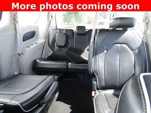 Used 2023 Chrysler Pacifica Limited FWD image 14
