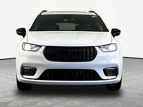Used 2025 Chrysler Pacifica Limited FWD image 2