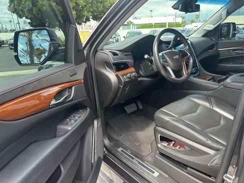 Used 2018 Cadillac Escalade ESV Premium Luxury image 34