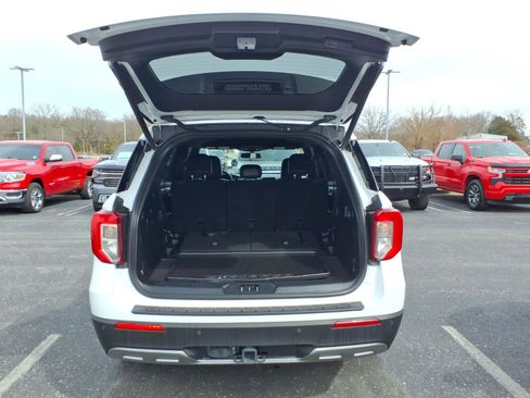 Used 2020 Ford Explorer XLT w/ Equipment Group 202A image 5