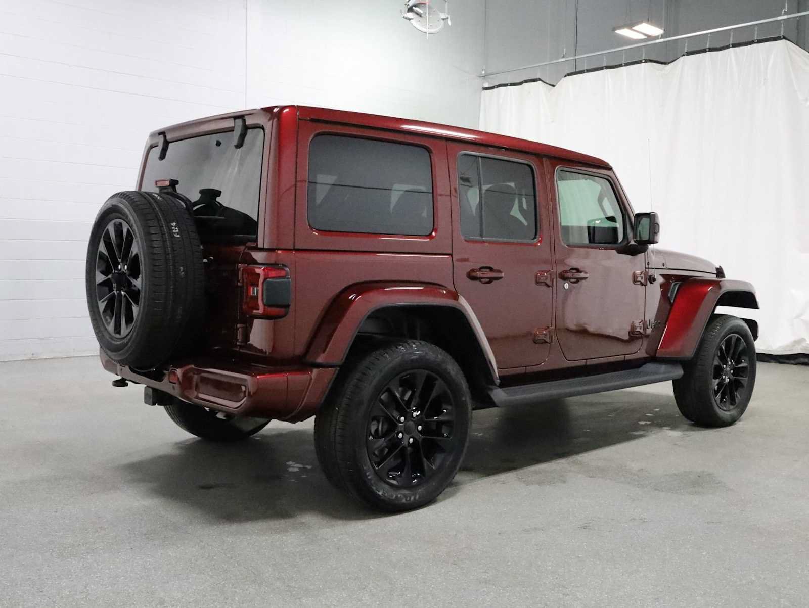 Used 2021 Jeep Wrangler Unlimited Sahara AWD/4WD image 9