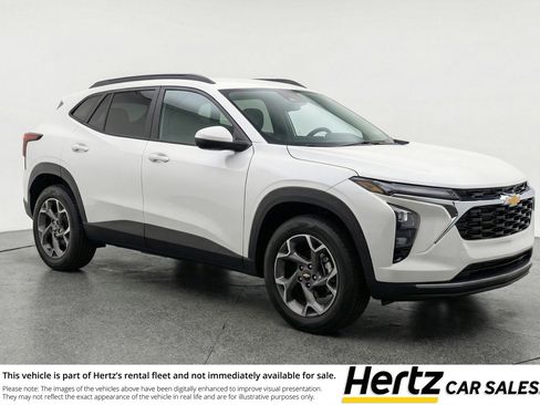 Used 2025 Chevrolet Trax LT image 1