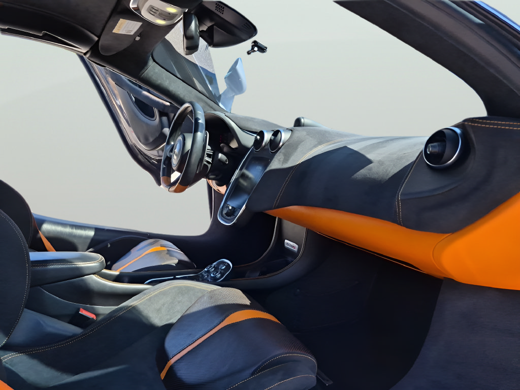 Used 2018 McLaren 570S Spider RWD image 32