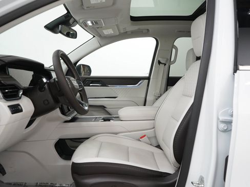 Used 2025 GMC Acadia Denali AWD/4WD image 24