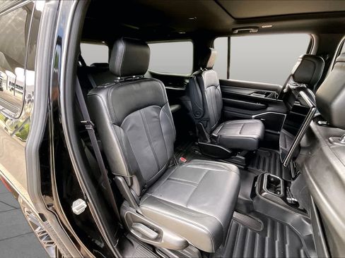 Used 2023 Jeep Wagoneer Series II AWD/4WD image 18