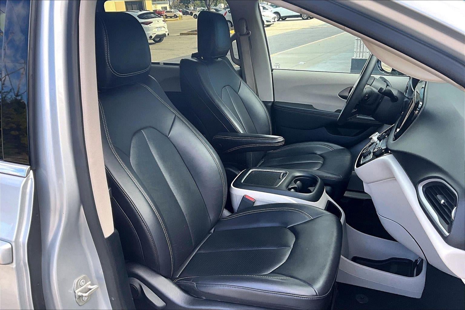 Used 2024 Chrysler Pacifica Touring-L FWD image 7