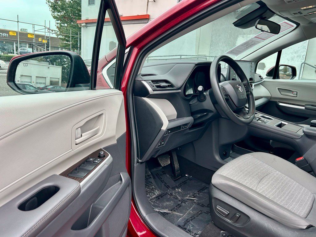 Certified 2024 Toyota Sienna LE AWD/4WD image 9