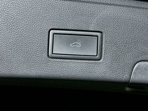 Used 2025 Volkswagen Atlas Cross Sport SE image 28