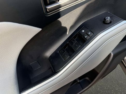 Used 2023 Toyota Highlander LE FWD image 15