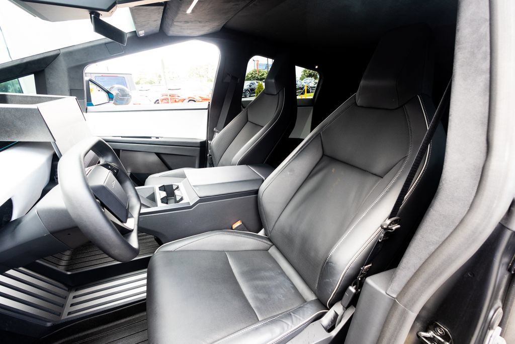 Used 2024 Tesla Cybertruck AWD Crew Cab image 39