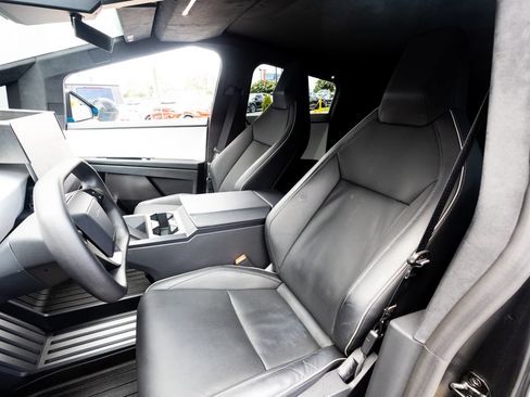 Used 2024 Tesla Cybertruck AWD Crew Cab image 39