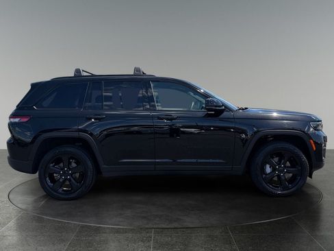 Used 2024 Jeep Grand Cherokee Limited w/ Black Appearance Package AWD/4WD image 10