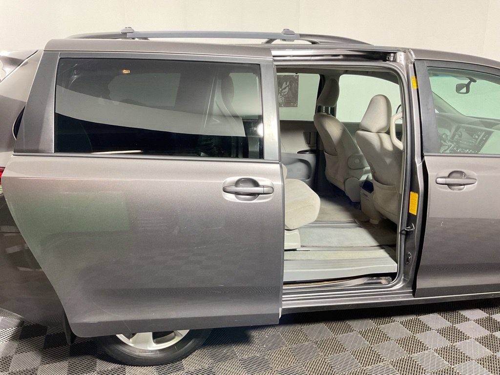 Used 2013 Toyota Sienna LE w/ Towing Pkg FWD image 30