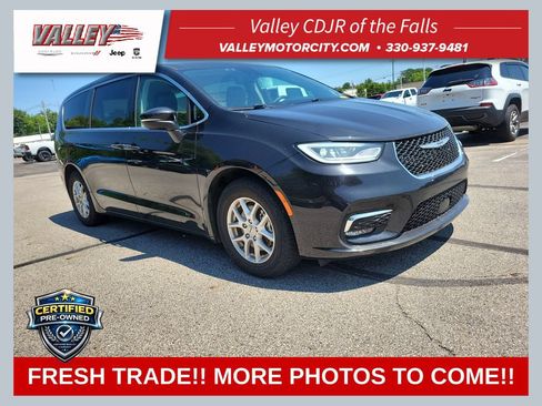 Used 2023 Chrysler Pacifica Touring-L FWD image 1