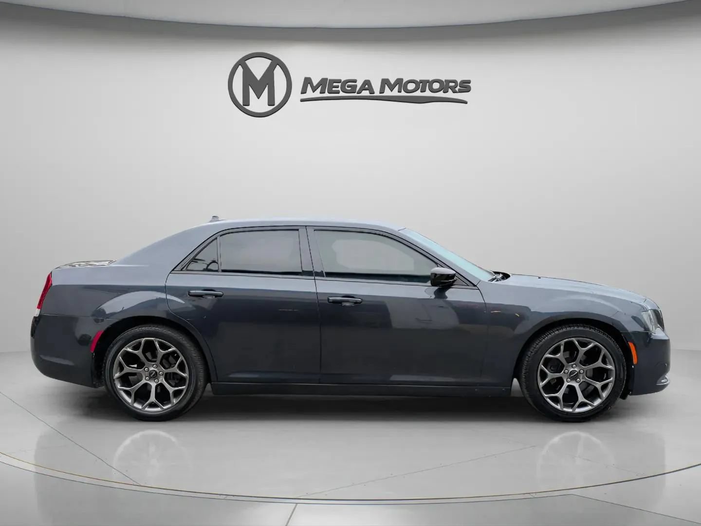 Used 2018 Chrysler 300 Touring w/ Sport Appearance Package RWD image 9