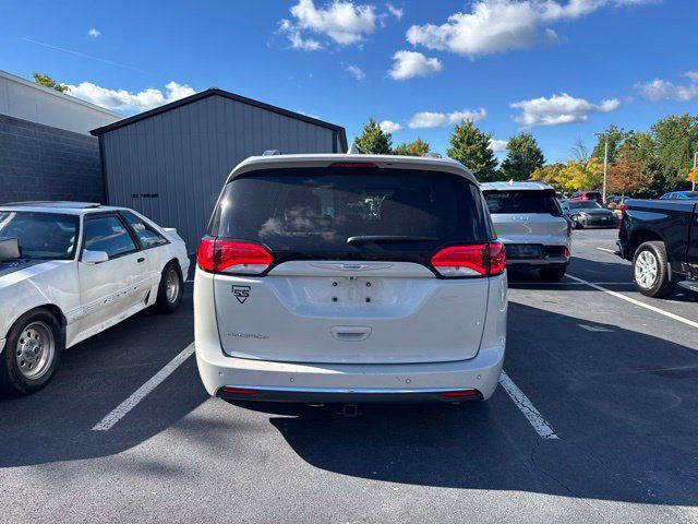 Used 2017 Chrysler Pacifica Touring-L Plus w/ Advanced Safetytec Group FWD image 3