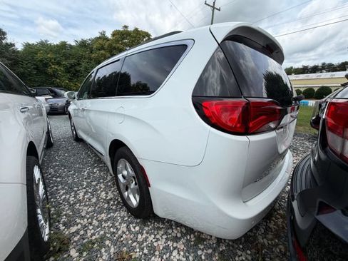 Used 2017 Chrysler Pacifica Touring-L w/ Tire & Wheel Group FWD image 5