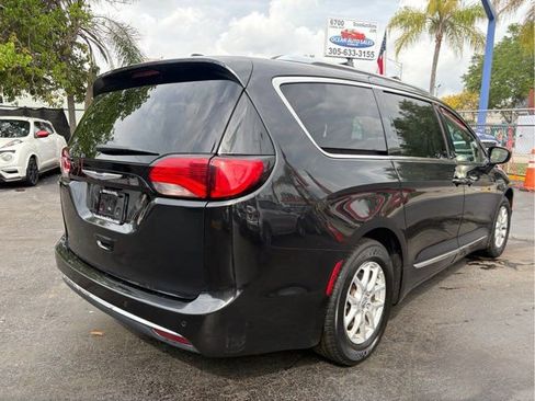 Used 2020 Chrysler Pacifica Touring-L image 6