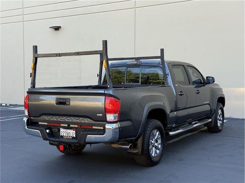Used 2017 Toyota Tacoma SR5 w/ Tow Package RWD image 7