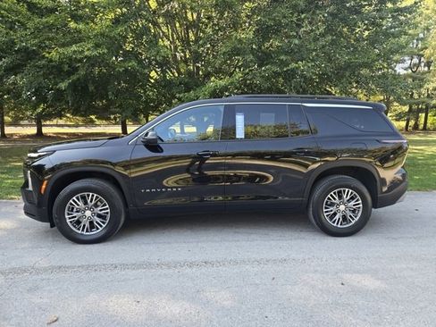 Used 2025 Chevrolet Traverse LT image 3