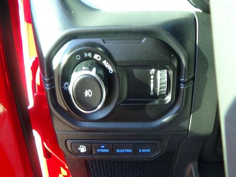 Used 2025 Jeep Wrangler Unlimited Sahara AWD/4WD image 22