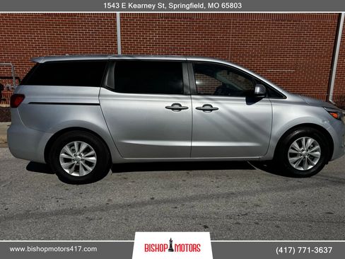 Used 2017 Kia Sedona LX image 8
