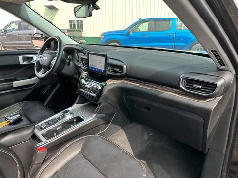 Used 2022 Ford Explorer Limited w/ Class IV Trailer Tow Package AWD/4WD image 32