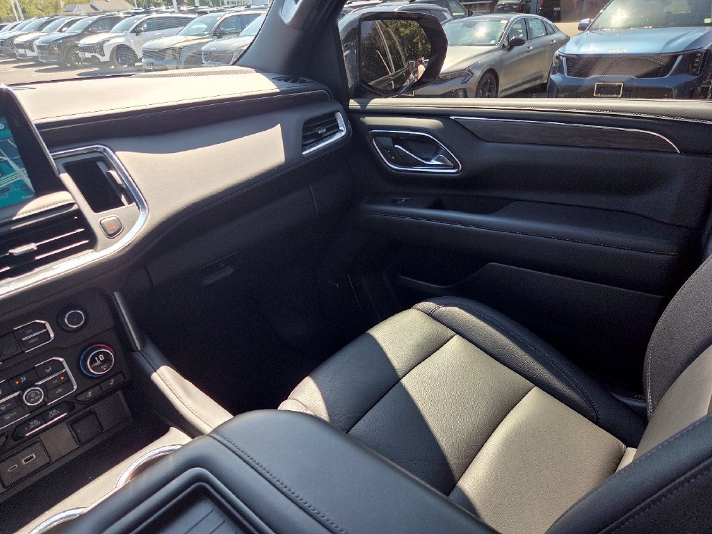 Used 2024 Chevrolet Tahoe Z71 w/ Luxury Package AWD/4WD image 16