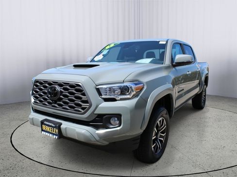 Used 2023 Toyota Tacoma TRD Sport w/ TRD Premium Sport Package AWD/4WD image 4