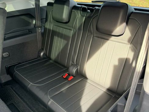 Used 2022 Volkswagen Tiguan SE w/ Panoramic Sunroof Package image 19