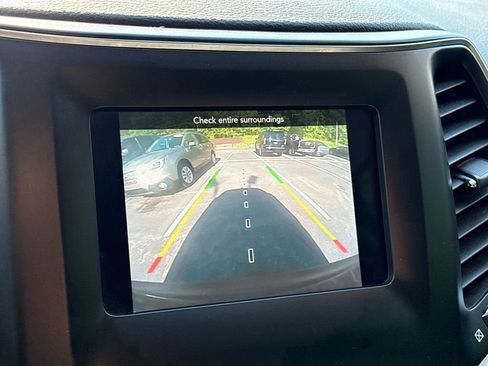 Used 2020 Jeep Cherokee Latitude Plus AWD/4WD image 14