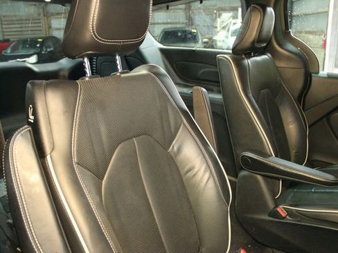 Used 2021 Chrysler Pacifica Limited w/ Uconnect Theater Family Group image 13