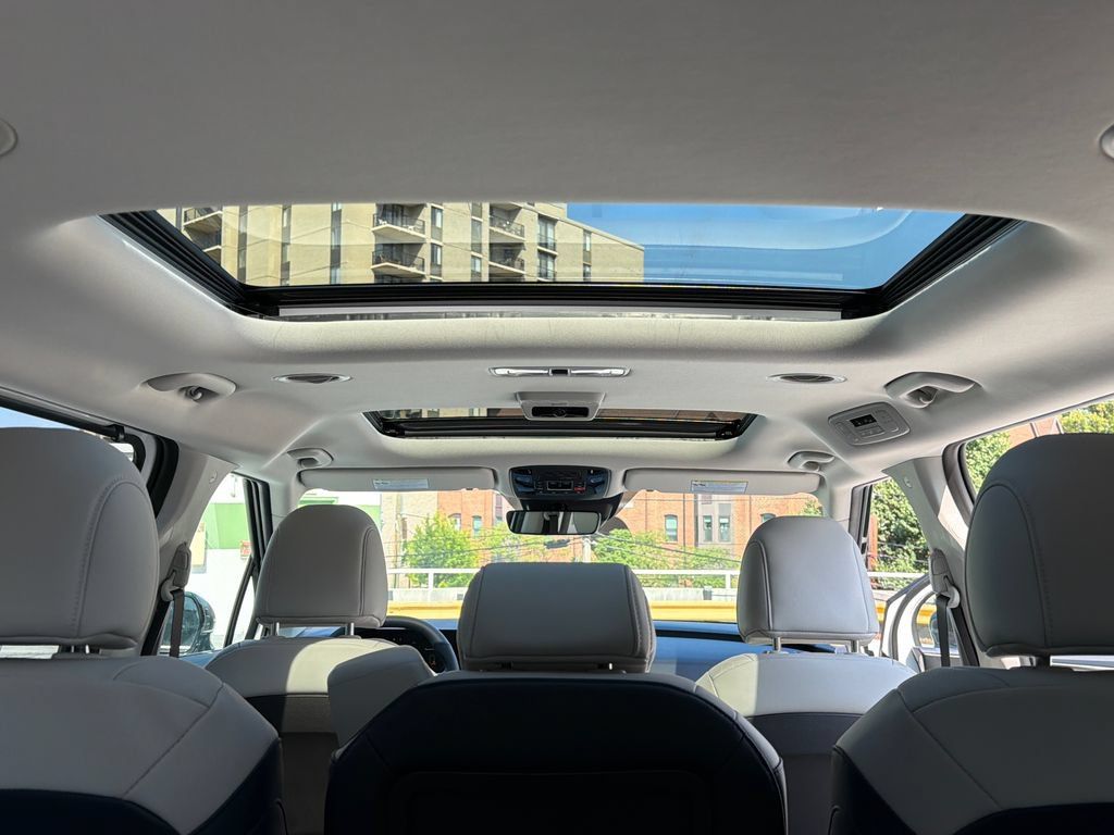 New 2027 Kia Carnival SX w/ Dark Edition Package FWD image 8
