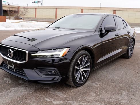 Used 2021 Volvo S60 T5 Momentum image 8