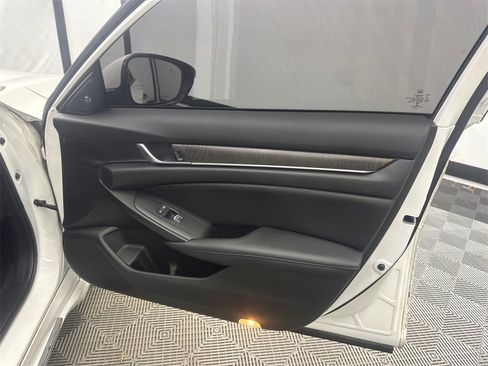 Used 2019 Honda Accord Touring image 16