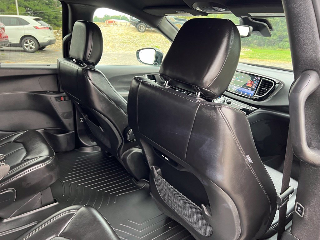 Used 2025 Chrysler Pacifica Select FWD image 16