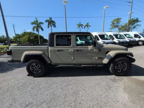 Used 2022 Jeep Gladiator Sport AWD/4WD image 4