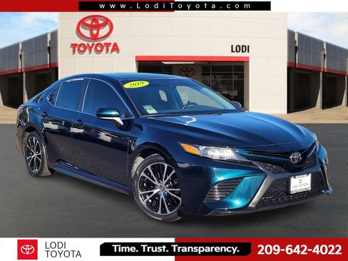 Used 2019 Toyota Camry SE w/ Accessory Appearance Package image 1