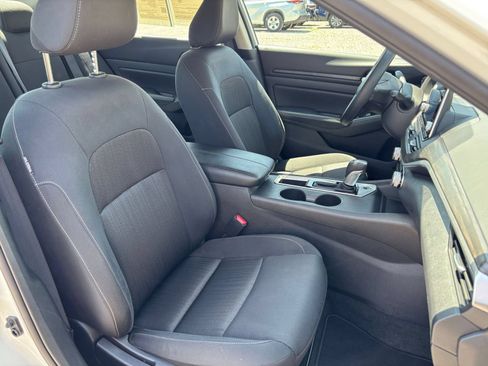 Used 2025 Nissan Altima 2.5 SV FWD image 36