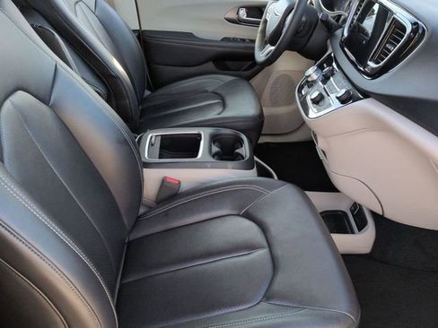 Certified 2024 Chrysler Pacifica Touring-L image 30