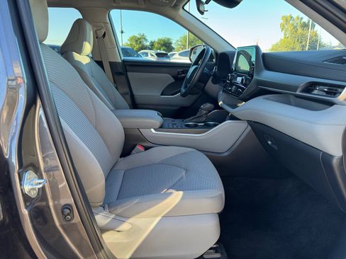 Used 2024 Toyota Highlander LE image 19