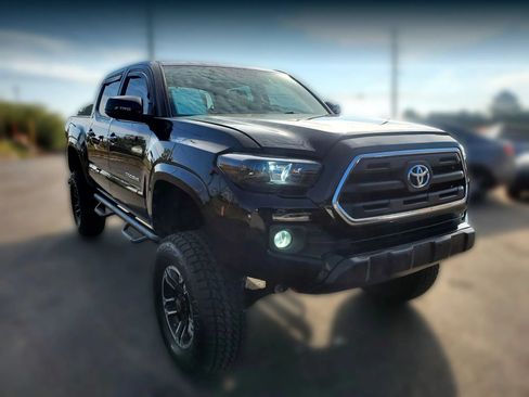 Used 2016 Toyota Tacoma SR5 w/ Towing Package RWD image 12