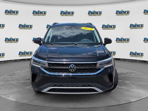 Used 2024 Volkswagen Taos SE w/ Panoramic Sunroof Package FWD image 14