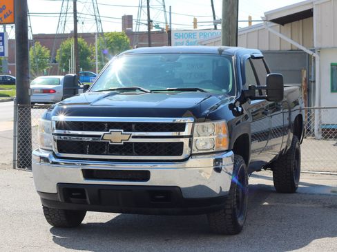 Used 2011 Chevrolet Silverado 2500 W/T w/ Snow Plow Prep Package AWD/4WD image 3