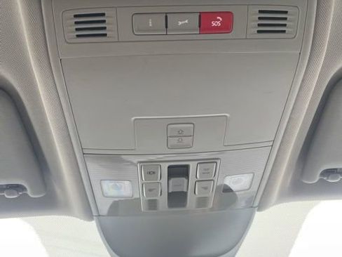 Certified 2025 Volkswagen Taos SE w/ Panoramic Sunroof Package image 22