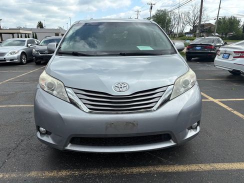 Used 2016 Toyota Sienna XLE image 2