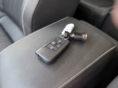 Used 2023 Volkswagen Tiguan SE image 30