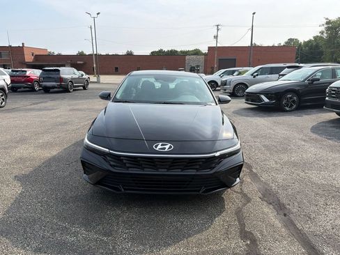 New 2026 Hyundai Elantra SE FWD image 2